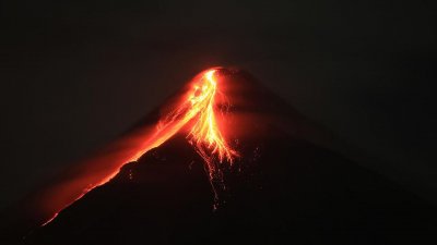 Най активният вулкан във Филипините изригна изхвърляйки лава и серен газ  Това