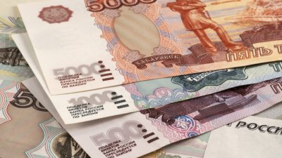 Руската рубла падна днес до 14 месечно дъно спрямо долара под