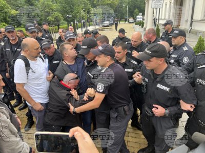 Георги Георгиев от "Боец" опита да пробие кордона пред Народното събрание