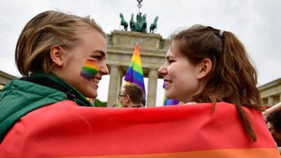 Онеправданите: Германски политик иска закон за лесна смяна на пола