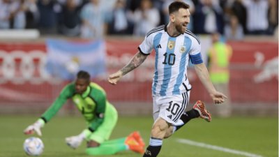 Суперзвездата на Аржентина и световния футбол Лионел Меси в момента