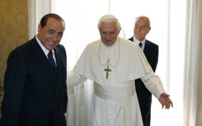 Днес бившият италиански премиер медиен магнат легендарен собственик на Милан и президент