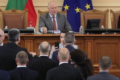 Лидерите на ПП ДБ в парламента Кирил Петков и ген Атанас