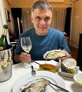 Васко Василев похапва стриди и полива с шампанско 