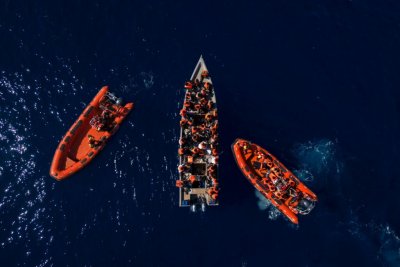 Гръцката брегова охрана спаси 68 мигранти бедстващи в Егейско море  съобщава