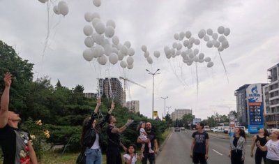 12 бели гълъба и 120 балона полетяха над Бургас в памет на прегазената Валя