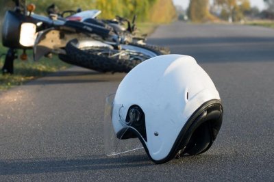 Мотоциклетист е в тежко състояние след като се заби в подпорна стена в