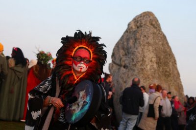 Друиди хипита костюмирани вещици и магьосници местни жители и туристи