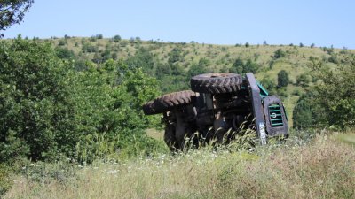 Камион се преобърна няколко пъти на черен път край Благоевград