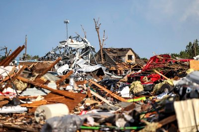 Трима загинали и над 100 ранени след торнадо в Тексас