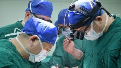 Хирурзи с виртуозна операция на бебе с мозъчна малформация 