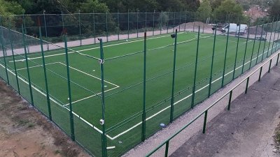 Деца разрязаха мрежата на оградата на новопостроеното игрище за минифутбол