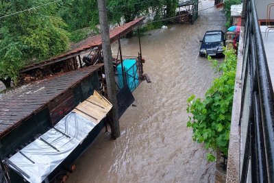 Река Симеоновска излезе от коритото си и наводни улици в