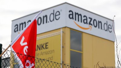 Служителите на Амазон Amazon работещи в складовете на компанията в