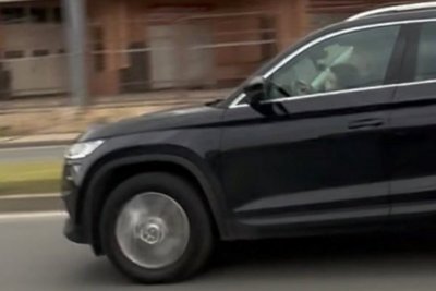 Безобразие: Дете подкара дипломатическа кола в София (ВИДЕО)