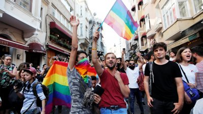 Арести по време на прайда на ЛГБТИ общността в Турция Задържани