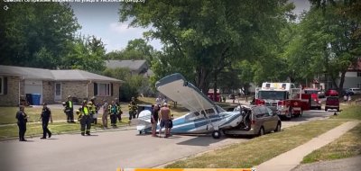 Малък самолет се разби на жилищна улица в Уисконсин причинявайки