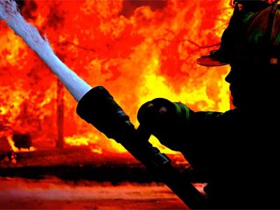 Огнеборци са гасили пожар в база на печатница в Шумен