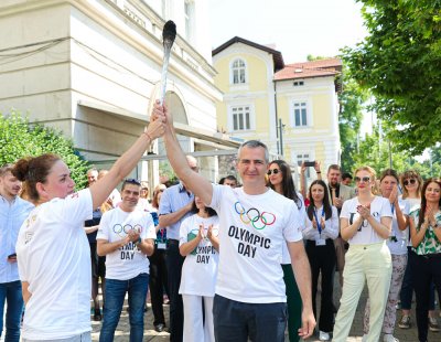 Спортният министър посрещна факелната щафета с олимпийския огън