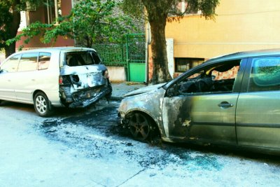 Две коли са пламнали през нощта в Благоевград Пожарът е избухнал