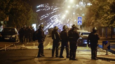 Протестиращи обстрелваха с фойерверки полицаи в Париж, над 80 са арестувани