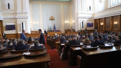 Парламентът прие на първо четене два законопроекта за промени в