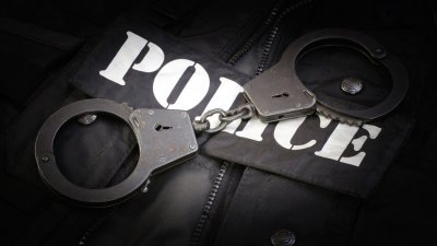 Задържаха пиян, шофирал с полицейска униформа в София