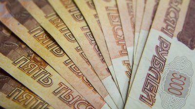 Руската рубла падна до около 87 рубли за долар достигайки