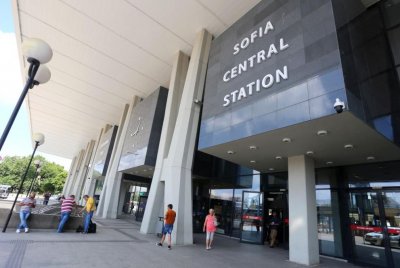 Централната гара в София възобнови работа след като проверка показа