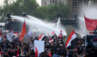 Хиляди поддръжници на шиитския популистки духовник Моктада Садр проведоха протест