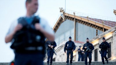 Около 40 000 полицаи ще бъдат разположени в цяла Франция