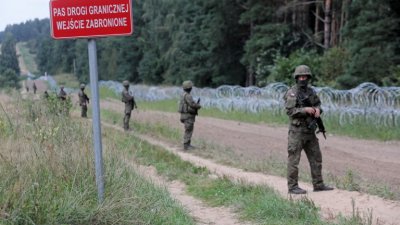 Полша ще разположи 500 полицейски служители на границата си с