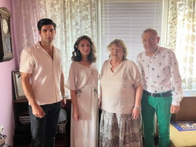 Съпругата на Гунди празнува 80 г. с младите актьори от филма за Аспарухов