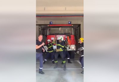 Пожарникари поздравиха със забавен танц 8 годишно момиченце А видеото в