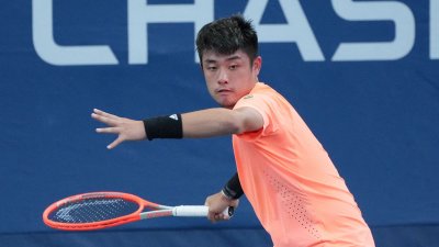 Китайският тенисист Юбинг Ву колабира по време на мача си
