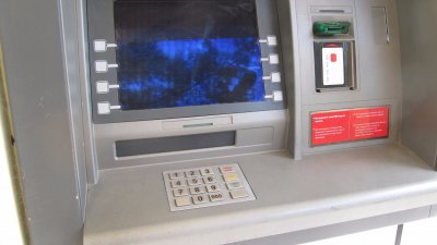 У нас броят на банкоматите в страната драстично намалява Ако