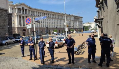 Полиция и жандармерия патрулират около правителствения ВИП на летище София