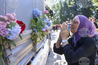 Стотици босненци отдадоха почит на жертвите на клането в Сребреница