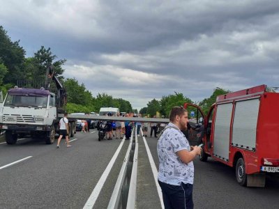 ИДИОТИ! Кран затвори пътя Бургас - Созопол