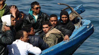 Четиримата помощници на мигранти, остават в ареста 