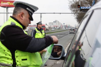 Да помогне на приятел спрян от двама полицаи на магистрала