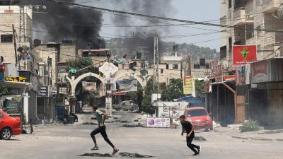 Двама палестинци бяха убити в петък по време на сблъсъци