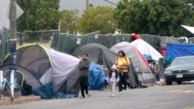 САЩ отварят палатков лагер за бездомни в Сан Диего