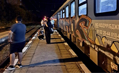 Влак от столицата до Бургас престоява принудително заради изтичане на
