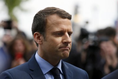 Френският президент Еманюел Макрон се сблъсква с тежки предизвикателства в управлението на
