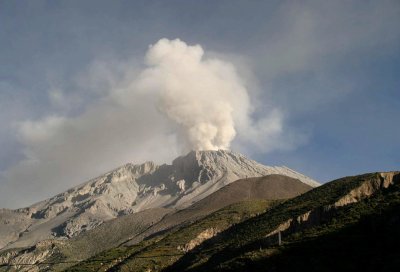 Вулкан доведе до извънредно положение в Перу