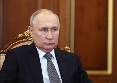 Лек спад в одобрението към Путин