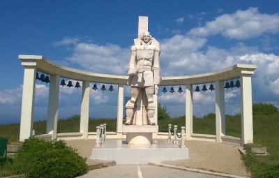 Неизвестни са задигнали 13 от камбаните на мемориала на генерал