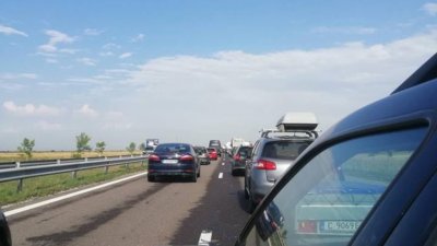 Камион катастрофира на автомагистрала Хемус затруднява движението в посока Варна Шумен