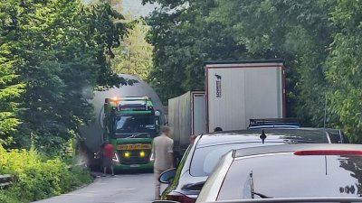 Камион с извънгабаритен товар блокира Ришкия проход Влекачът с добричка